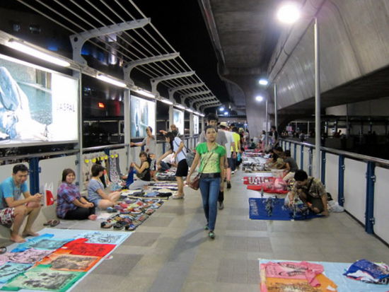 Abend's kann man auf den Strassen oder den Sky-Walk's weitershoppen