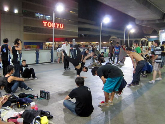 Die Breakdancer treffen sich jeden Abend auf dem Skywalk um zu üben