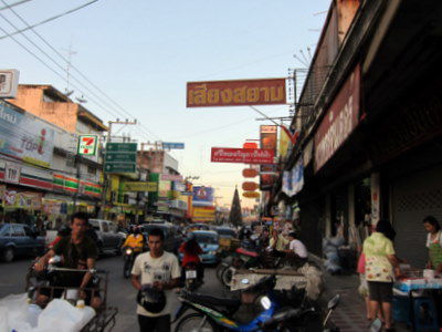 Geschäftiges Treiben in den Strassen Phitsanulok's