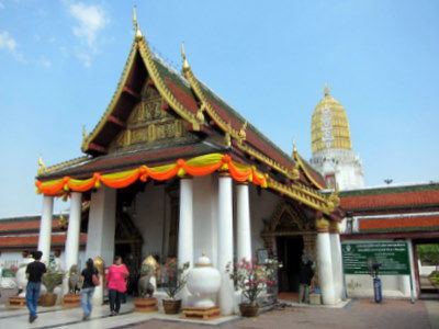 Grosse Vorhalle des Wat Mahatat, im Hintergrund der vergoldete Prang