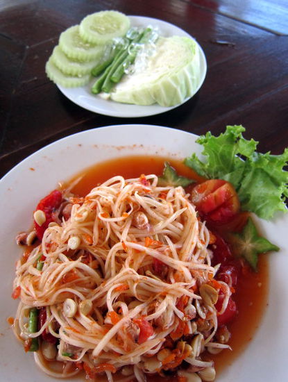 Mhhh, frischer Papaya Salat am Strand...
