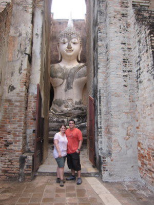 Wat Sri Chum - Buddha Phra Atchana in seinem 'engen' Tempel
