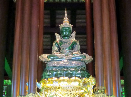 Hier der "kleine" 66cm hohe Smaragd-Buddha, da das Original in Bangkok nicht fotografiert werden darf.