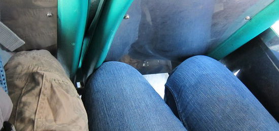 Der Sitzabstand in den einheimischen Bussen ist definitiv nicht für Europäer bemessen...