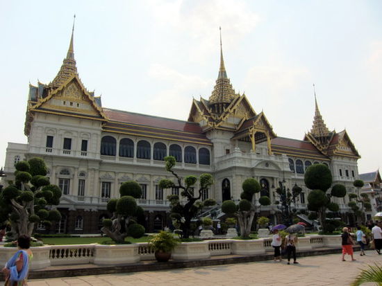 Der neuere Königspalast. Eine seltsame Mischung aus thailändischer und westlicher Architektur. Er wurde mit Hilfe europäischer Architekten zusammen gebaut. Mit europäischem Schlossgarten und allem. Der König wollte aber nicht auf die traditionellen thailändischen Dachspitzen verzichten