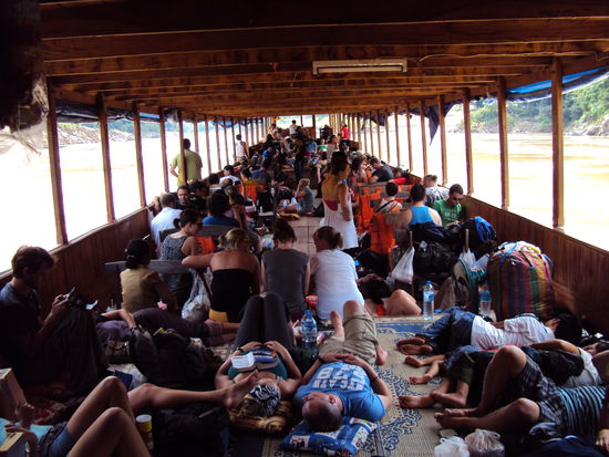Fahrt Richtung Luang Prabang mit dem Slow-Boat!!! auf dem Mekong. Inmitten dieser Menschenmasse verbrachten wir ganze 2 Tage ...