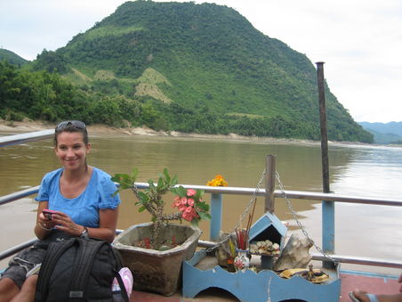 ... Am 2.Tag haben wir uns ein besseres Plaetzchen auf dem Boot ergattert!
Von hier aus konnten wir die wunderschoene Landschaft entlang des Mekongs bewundern. Vorbei gefahren sind wir an verlassenen Doerfchen, konnten Kinder beim Baden im Fluss beobachten, haben etliche Wasserbueffel gesehen und einfach die Natur genossen!