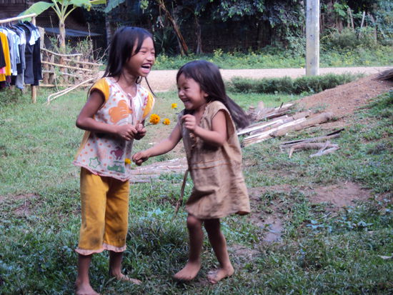 Lange haben wir keine so lachenden Kinderaugen gesehen! In diesem suessen Doerfchen haben wir unsere Nacht verbracht.