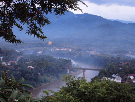 Einen unvergesslichen Blick hat man vom mitten im Ort liegenden Phou Si Berg, übersetzt der Heilige Berg. Es führen 328 Stufen hoch zum Gipfel, auf dem ein kleiner Tempel steht.