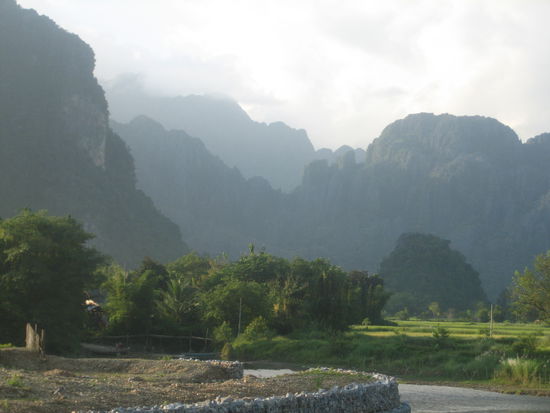und immer wieder sind wir umgeben von maechtigen Karstbergen...