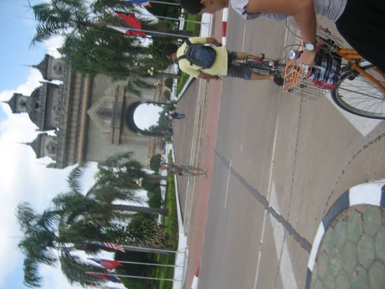 Etwas im Nordosten der Innenstadt steht der Patu Xay. Von Weitem erinnert er an den Arc de Triumphe.