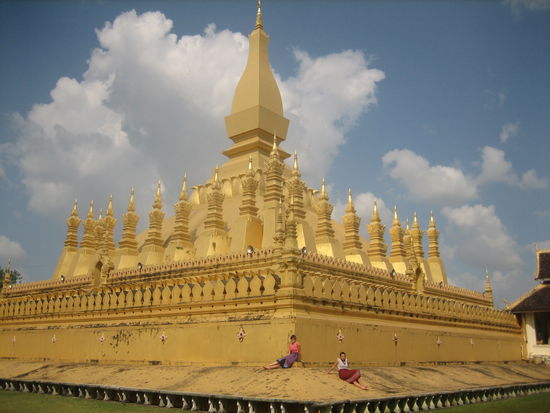 Zwei Grazien vor dem Pha That Luang  - dem Nationalsymbol von Laos.