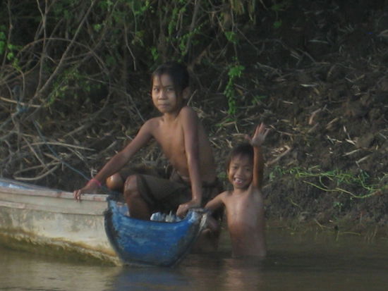 Was Laos fuer uns so besonders machte: Die einzigartige Herzlichkeit; Immer wieder toente es "Sabaideee, Sabaideee" (Hallo auf Laotisch) aus allen Ecken.