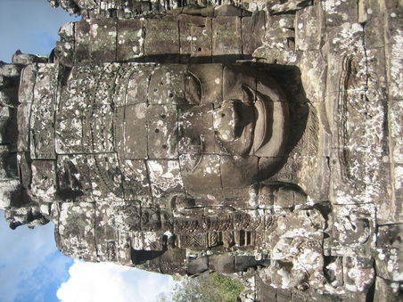 Bayon Tempel - berühmt vor allem wegen seiner Türme mit meterhohen aus Stein gemeißelten Gesichtern.