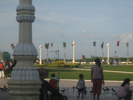 Uferpromenade am Tonle Sap - hier tummeln sich die Einheimischen, vor allem am Wochenende.