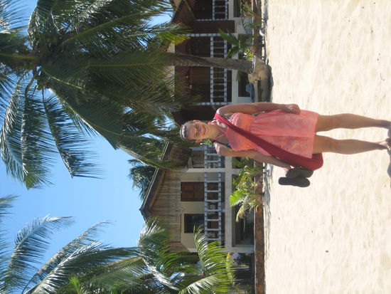 unser Bungalow im Hintergrund