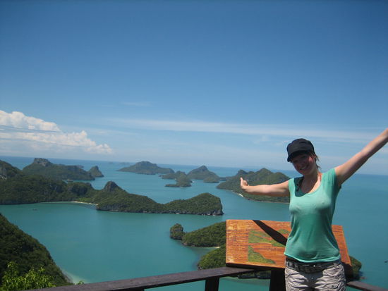 Ang Thong Marine Nationalpark
Dieser Meeresnationalpark besteht aus 41 kleinen Inseln, die zum Teil stahlend weisse Straende und glasklares Badewasser aufweisen. 
...Nach schwerem Aufstieg von steilen 500m bei 35 Grad und literweise Schweiss, hat sich die Anstrengung dann doch gelohnt 