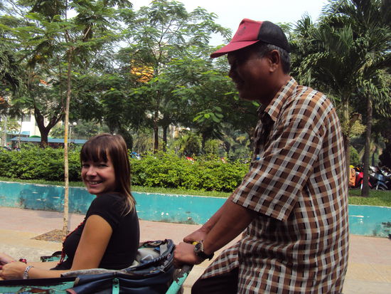 Mit dem Cyclo wagen wir uns hautnah ins Verkehrschaos von Saigon!