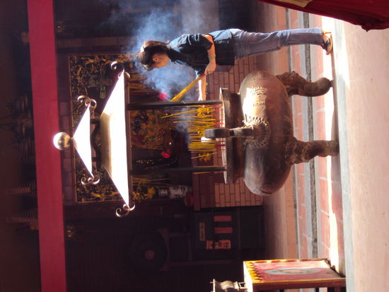 Beim Gebet in einer der vielen Pagoden Saigons.