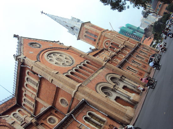 Die Stadt hat ihren franzoesischen Charakter erhalten. Viele offizielle Gebaeude, wie die Post, die Oper und das Rathaus sind im kolonialen Stil erbaut und erhalten. Hier gibt es sogar eine Kathedrale Notre Dame, hier auf dem Bild zu sehen.