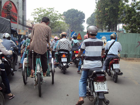 Eine echte Herausforderung stellt das Ueberqueren einer Strasse in Ho-Chi-Minh-City dar. Am Besten bleibt man niemals stehen und laeuft stets im gleichen Schritt, damit der Verkehr das Tempo einschätzen und rechtzeitig Umgehungsmanöver einleiten kann. 