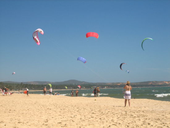 Der Strand von Mui Ne hat sein ganz eigenes Flair. Hier tummeln sich viele Wassersportler, vor allem Kitesurfer.