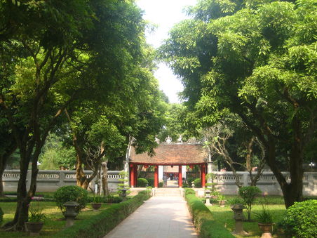 Kulturprogramm in Ha Noi... im Garten des Literaturtempels...