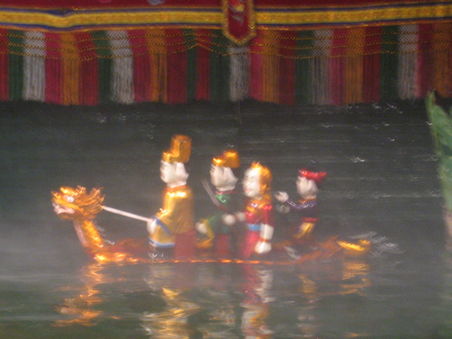 Im bekannten Wasserpuppentheater... hier werden kleine Ausschnitte aus dem vietnamesichen Dorfalltag gezeigt, wie etwa Fischer oder Reisbauern bei der Arbeit.