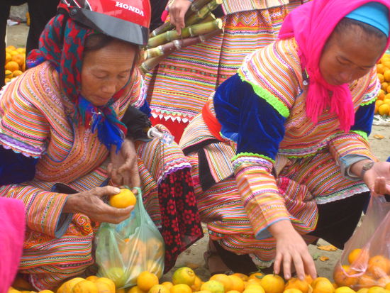 Flower-Hmongs in ihren bunten, farbenfrohen Trachten.