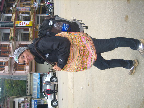 Auf dem Bac Ha Markt verkaufen die Flower-Hmong ihre wunderschoenen handgefaertigten Produkte. Auch wir konnten der Versuchung nicht wiederstehen.