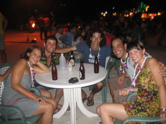 hier trifft man lauter nette Leute... mit diesen drei Jungs haben wir die Tage auf Koh Phangan verbracht