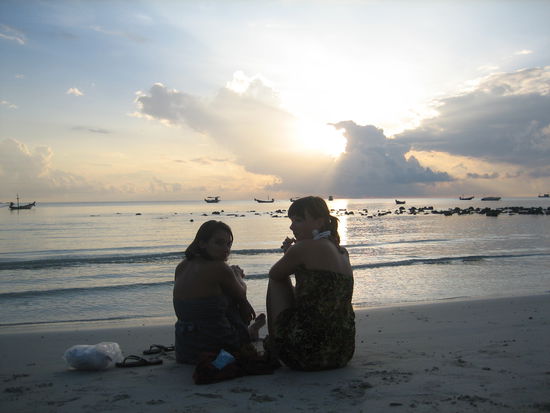 Fruehstueck bei Sonnenaufgang nach einer durchzechten Nacht