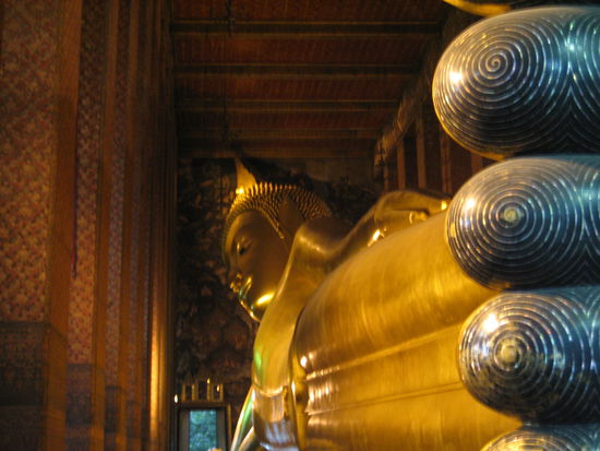 Wat Pho
Der Tempel mit dem liegenden Buddha ist einer der wichtigsten Tempel des Landes. Die vergoldete 45m lange, liegende Statue, symbolisiert Buddha bei seinem Eingang ins Nirwana. -