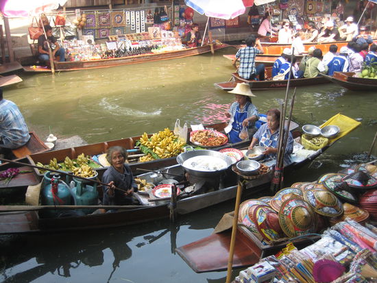 Floating Market... hier kann man das bunte Treiben der Marktfrauen hautnah miterleben. Das Angebot reicht von Obst und Gemuese, Snacks bis hin zu Souvenirs. Leider wimmelt es hier nur so von Touristen...