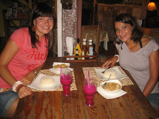 in Chiang Mai wimmelt es nur so von kleinen, gemuetlichen Restaurants... man hat die Qual der Wahl 
hier schlemmen wir gerade bei Massaman Curry und Dragonfruit-Shake!