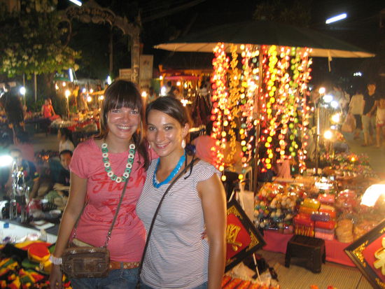 die zahlreichen einheimischen Nachtmaerkte haben es uns angetan und liessen unser Gepaeck um einige Kilos nach oben steigen 