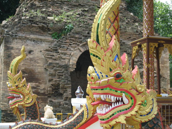 In der Provinz Chiang Mai gibt es uber 300 Tempel zu sehen, die durch ihren burmesischen und indischen Einfluss ihren eigenen Charakter haben.
Typisch fuer die nordthailaendischen Tempel sind die Drachenfiguren am Eingang, die diesen bewachen sollen.