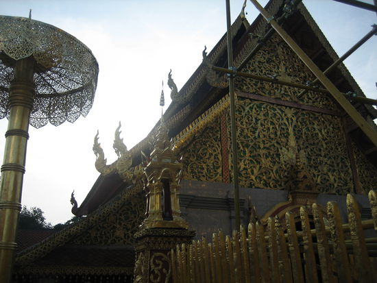 Wat Phra That Doi Suthep - Tempelanlage hoch am Berg ueber Chiang Mai gelegen, mit normalerweise grossartiger Aussicht ueber das ganze Tal (bei uns war es recht neblig).