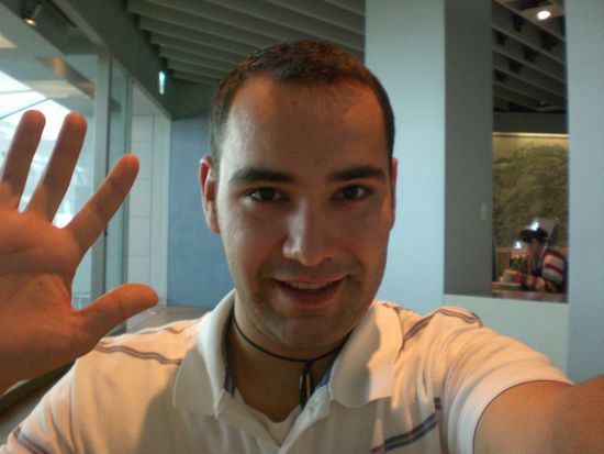 ...nach (keine ahnung wie vielen) Stunden Flug im Koreanischen Kulturmuseum. ...und die lustige Frau in Hintergrund hat mir erstmal denen ihre komische Tastatur erkaert. *g* ...alle verrueckt hier!