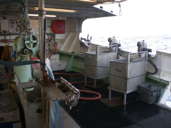 hier wird die leine eingeholt und die "clips" wieder in die boxen sortiert.