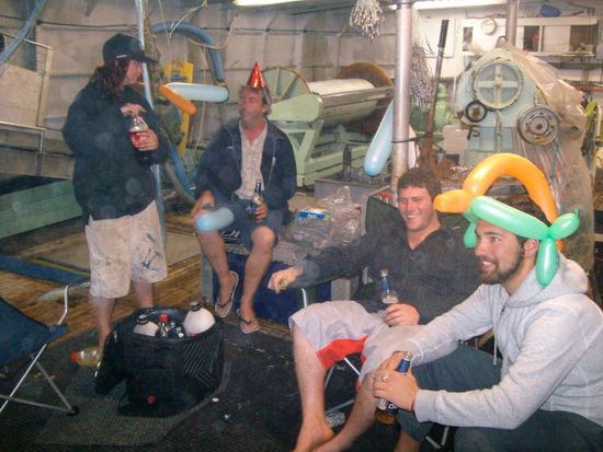 ...der mit dem roten Hut ist unser Skipper. ...ich glaube aber in der Nacht ist das Schiff von alleine gefahren. *g*