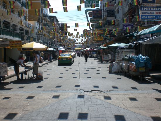 Kaosan Road! ...die Partystrase!!! ...und da ist jetzt auch mein neues Hostel.