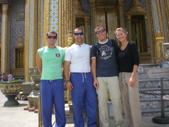 Daniel, ich, Markus, Isabell. ...und fuer die doofen Touristen die mit kurzen hosen rein wollen gibts tolle lilane Hosen! *g*