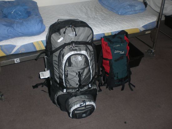 hier mein neuer "kleiner" Rucksack. ...wie gesagt: da kann zu Not auch mal drin schlafen. *g*