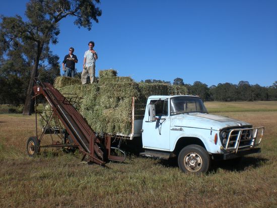 Der Truck mit dem "Aufsammel-Ding". ...und Hendrick und Cameran
