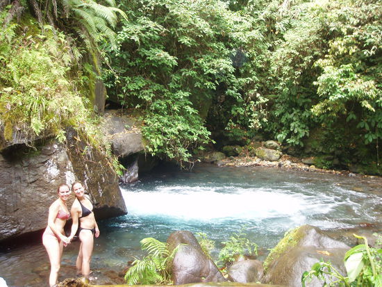 Unser eiskalter natural "Whirlpool" - den leider keine heiße Quelle speist. Händchenhaltend wagen wir uns hinein