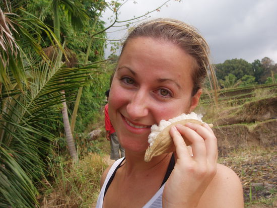 Christina kuschelt mit Kapok, indonesischen Pflanzendaunen