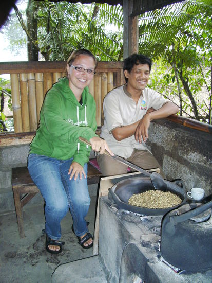 Beim Kaffeerösten und Aufwärmen