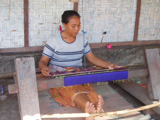 Beim Weben von Sarongs