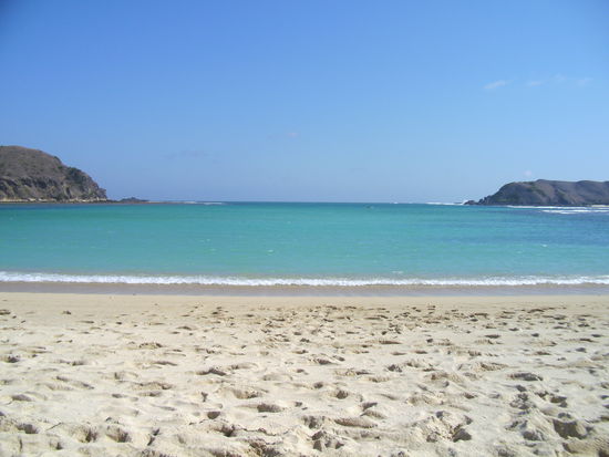 Die Idylle trügt - rechts und links saßen noch aufdringliche Sasak-Verkäuferinnen und um uns lauerten gefährliche Hyänen-Hunde 